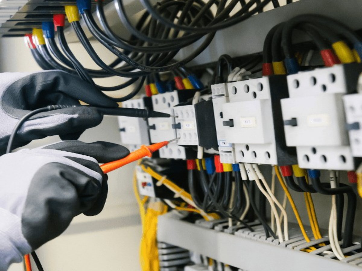 Técnico realizando mediciones en un tablero eléctrico